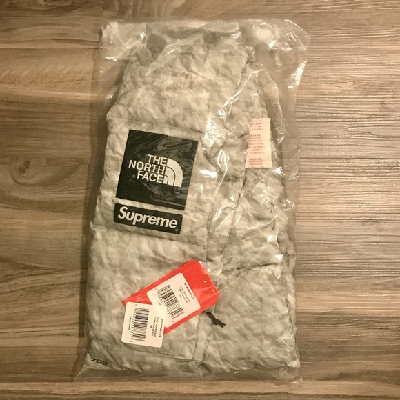 Supreme x The North Face Paper Print Down Scarf